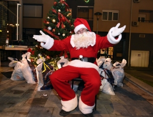 Deda Mraz posetio nove stanare u Žarkovu